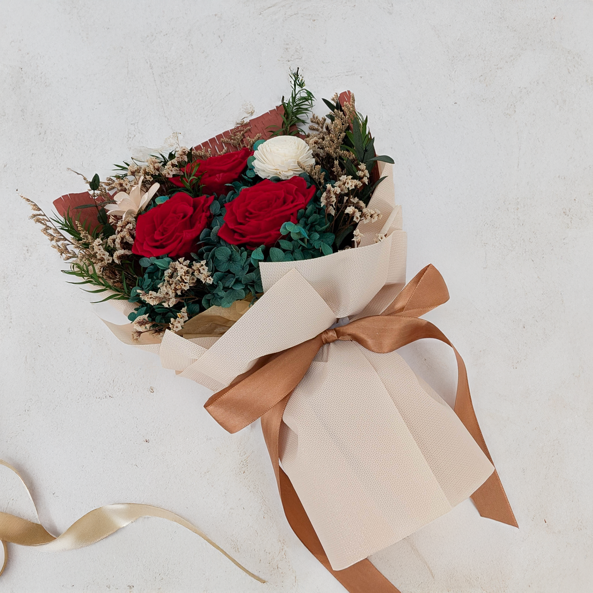 Prémiová kytice v krabici - EVERGIVE – A Lasting Gesture – Crimson Charm