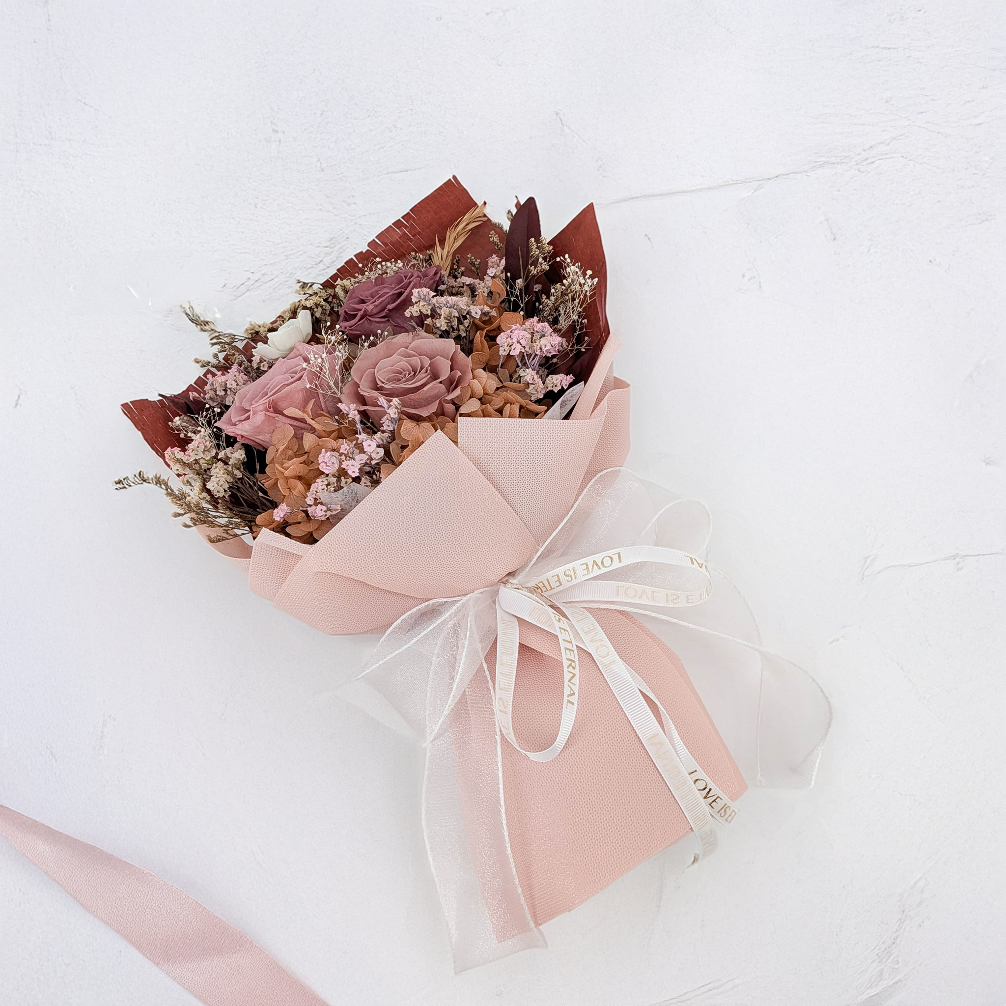 Prémiová kytice v krabičce - EVERGIVE – A Lasting Gesture – Powder Charm