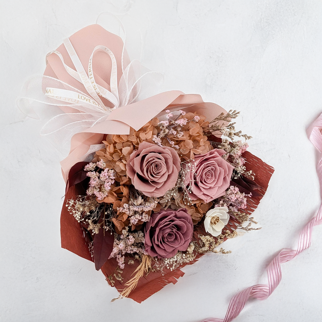 Prémiová kytice v krabičce - EVERGIVE – A Lasting Gesture – Powder Charm