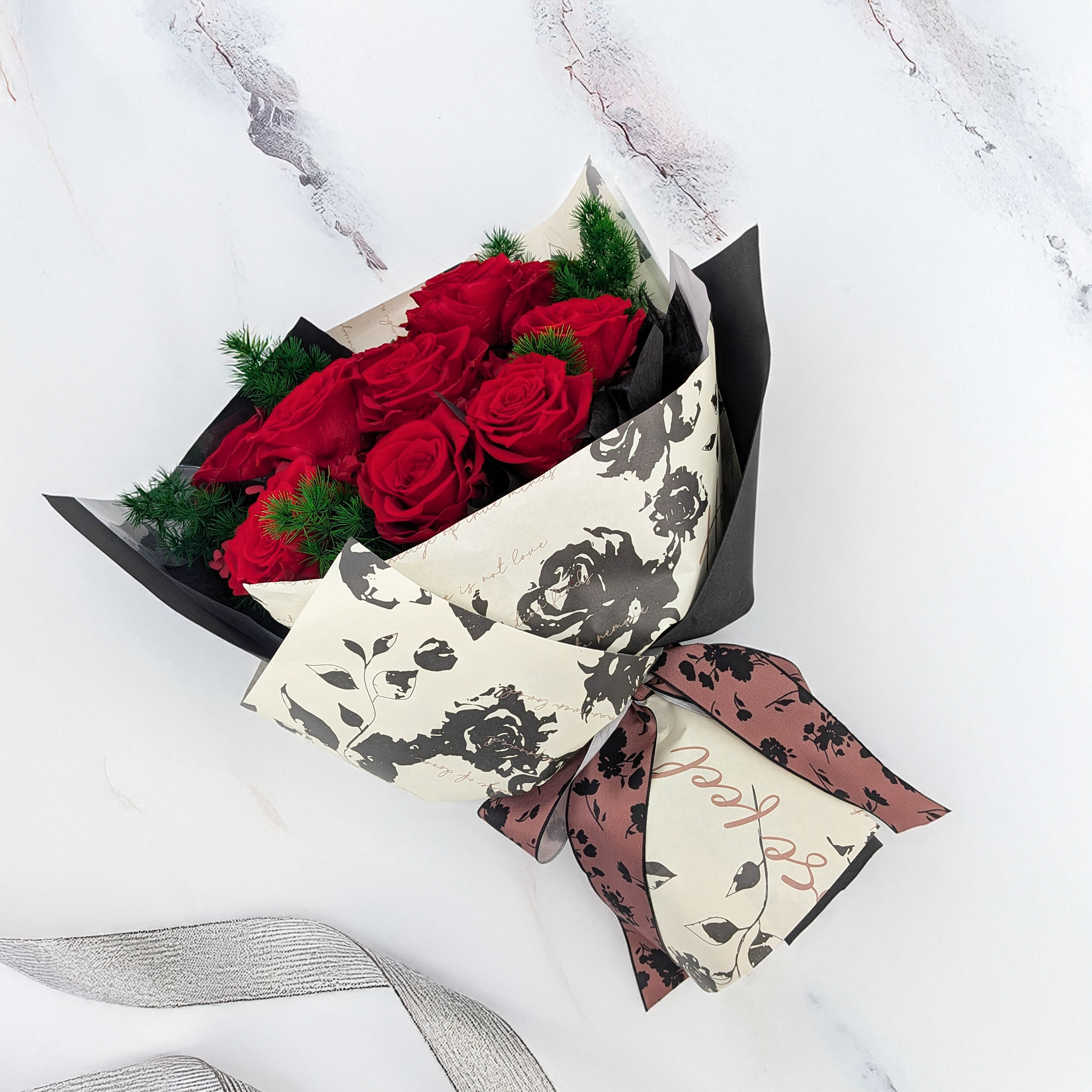 Prémiová kytice v krabičce - EVERGIVE – A Lasting Gesture – Ruby Devotion