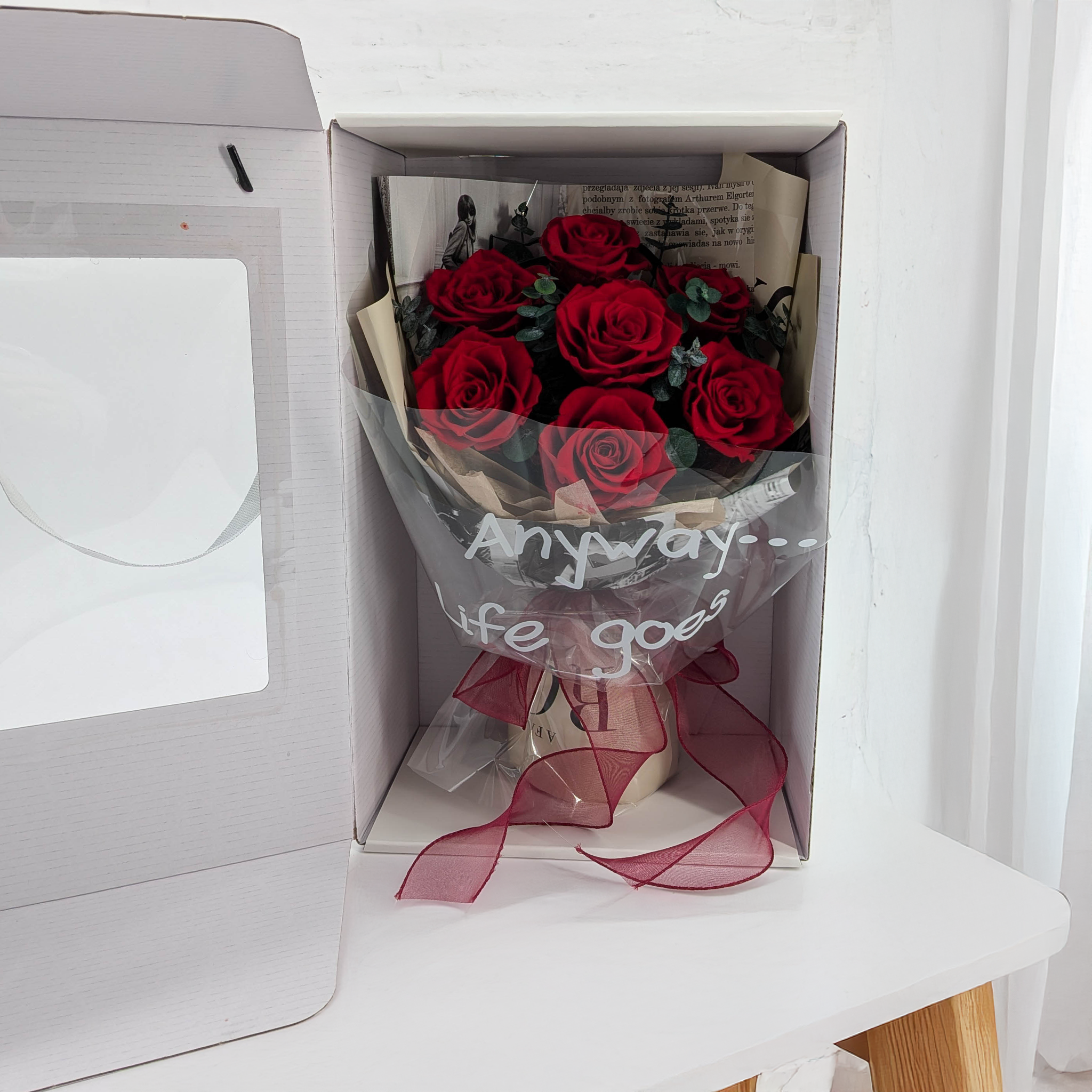Prémiová kytice v krabičce - EVERGIVE – A Lasting Gesture – Ruby Timeless